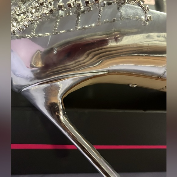 NIB Silver Specchio Vince Camuto Stiletto - Size 6.5 - Picture 7 of 10